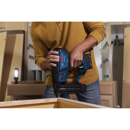 UAZ696 - Brushless 18-Gauge Brad Nailer Kit with Standard Power Battery