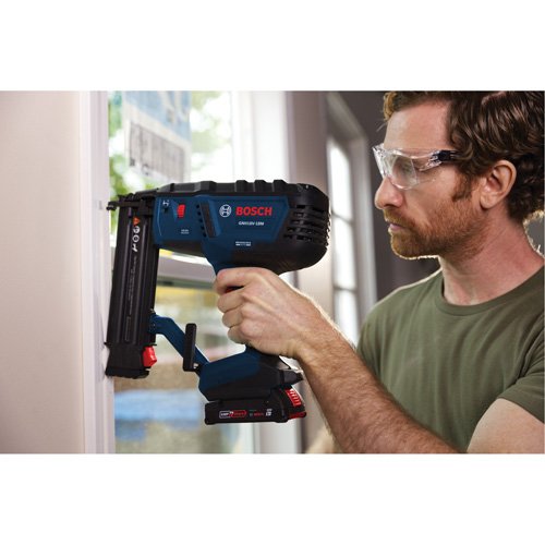 UAZ696 - Brushless 18-Gauge Brad Nailer Kit with Standard Power Battery